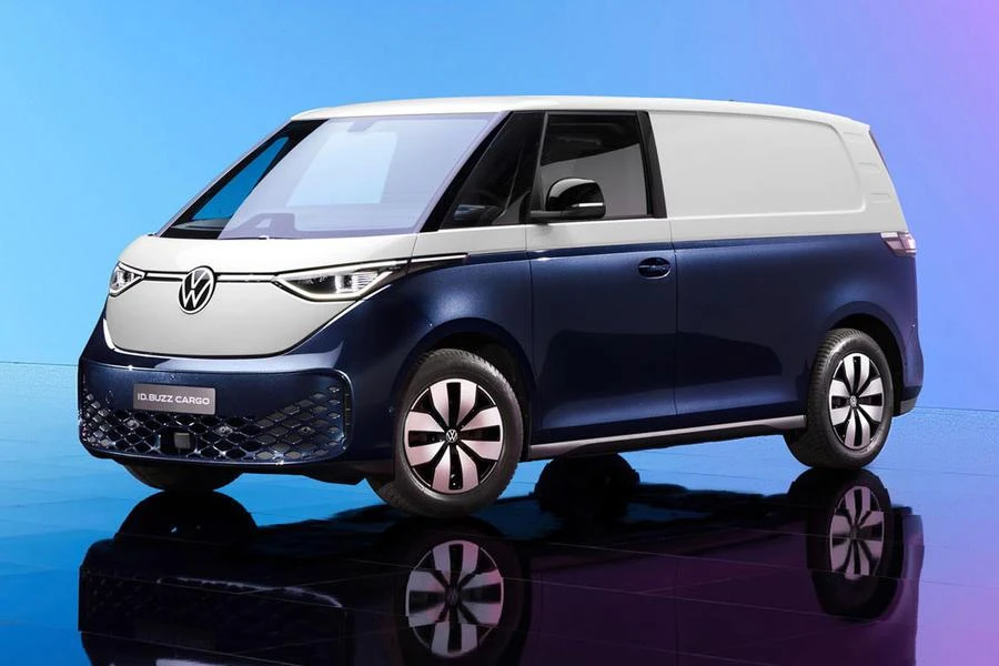 Chiếc xe ID Buzz có hai tông màu sơn giống với Microbus ban đầu. Ảnh: Autocar.