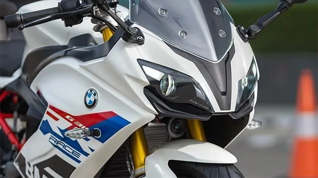 BMW G310 RR có trọng lượng 174 kg. Ảnh: Autocarindia.