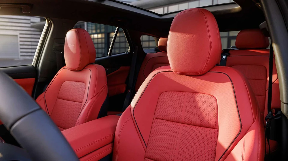 Chiếc xe cũng được trang bị ghế trước có sưởi và thông gió. Ảnh: Moto1.