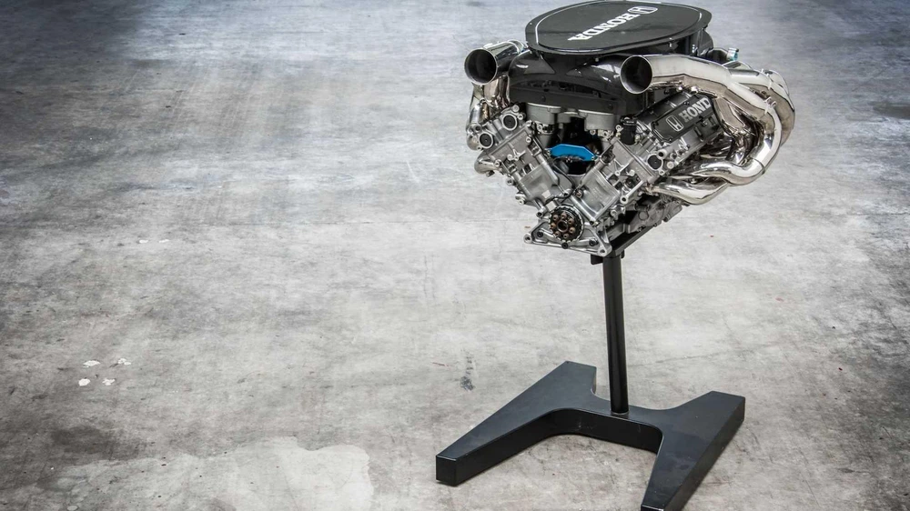 Honda đã giảm bớt một số linh kiện và gắn cối xay lên một giá đỡ có đế theo hình biểu tượng của hãng xe. Ảnh: Moto1.