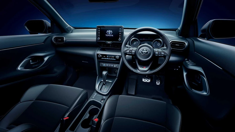 Vô lăng ba chấu bọc da với logo GR trên đó. Ảnh: Moto1.