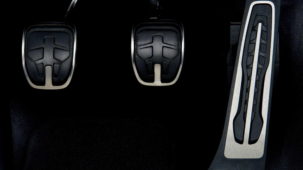 Chiếc xe này có núm chuyển số bọc Alcantara. Ảnh: Moto1.