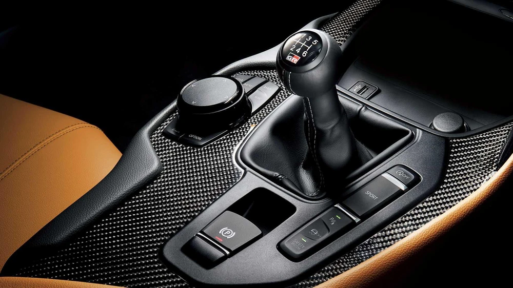 Cần số cũng được bọc lớp da cao cấp Cognac . Ảnh: Moto1.