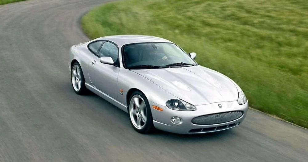 XKR thiết kế bắt mắt với nắp ca-pô dài được điêu khắc bóng bẩy và những đường nét tinh xảo. Ảnh: Hotcars.