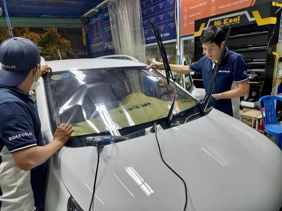 Kiểm tra xe trước khi thay dầu động cơ. Ảnh: Phương Lê.