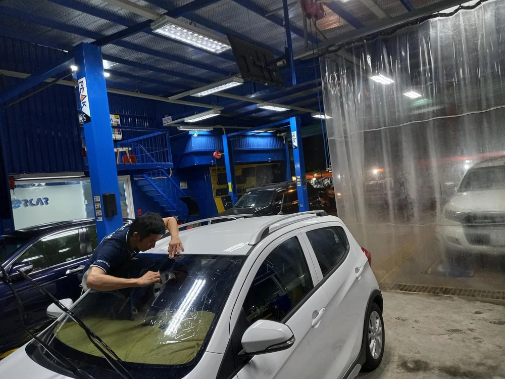 Kiểm tra xe trước khi thay dầu động cơ. Ảnh: Phương Lê.