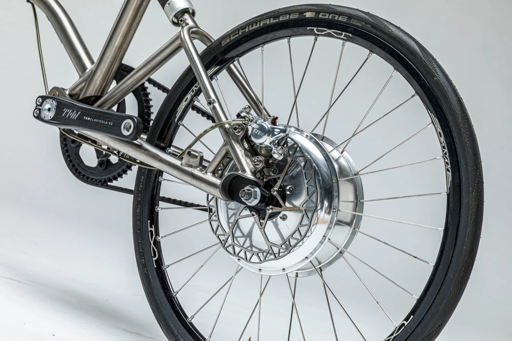 Chiếc xe này gồm bánh xe 20 inch, kết nối ứng dụng để hiển thị số liệu thống kê quan trọng và vị trí GPS. Ảnh: Autoevolution Chiếc xe này gồm bánh xe 20 inch, kết nối ứng dụng để hiển thị số liệu thống kê quan trọng và vị trí GPS. Ảnh: Autoevolution