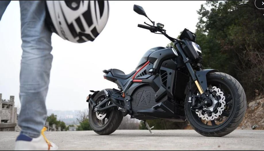 Alrendo TS Bravo được thiết kế kết hợp màu đen và đỏ lôi cuốn. Ảnh: Hotcars.