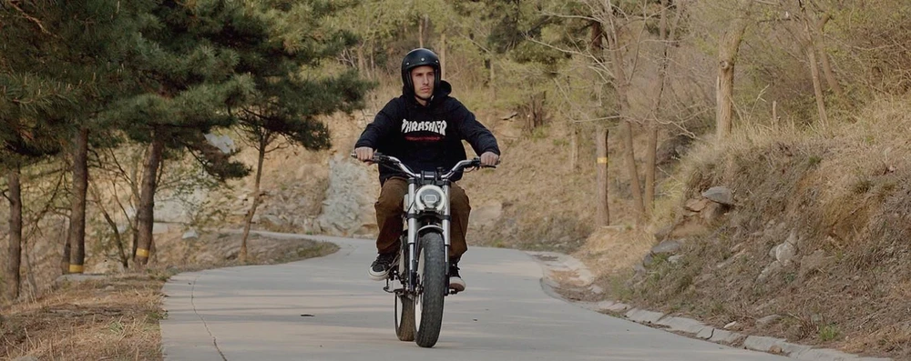 Xe cũng được trang bị lốp moped 20 inch, với vành hợp kim đúc chắc chắn. Ảnh: Autoevolution.