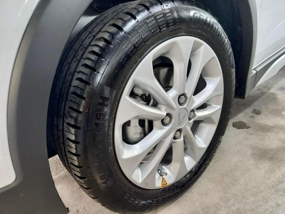 Kiểm tra bằng cách xoay lốp xe. Ảnh: Lê Phương.