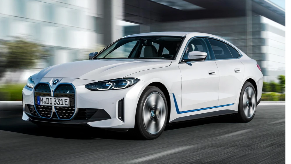 BMW i4 eDrive35 phiên bản mới 2023 có giá thấp hơn so với phiên bản tiếp theo. Ảnh: Carscoops.