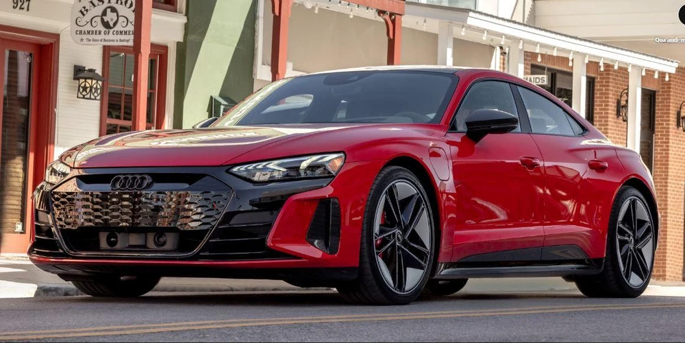 E-tron GT được trang bị động cơ kép và pin 93,4 kWh tạo ra 469 mã lực và 464 lb-ft của mômen xoắn. Ảnh: Hotcars.