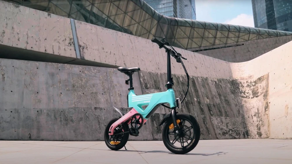 Chiếc xe đạp điện giống như đồ chơi với giá gần 12 triệu đồng. Ảnh: Autoevolution.