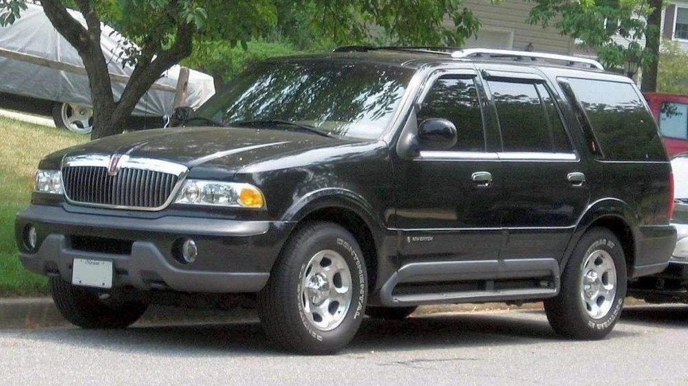 Lincoln Navigator xuất hiện muộn hơn trong thập kỷ, lần đầu tiên xuất hiện dưới dạng mô hình năm 1998. Ảnh: Motorbiscuit.