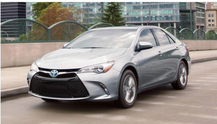 Toyota Camry Hybrid 2017 có nhiều đặc điểm mà khách hàng yêu thích. Ảnh: Kbb.