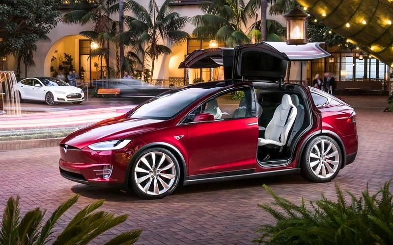 Những chiếc xe có thiết kế kiểu cửa cánh bướm độc lạ. Ảnh: Autocar.