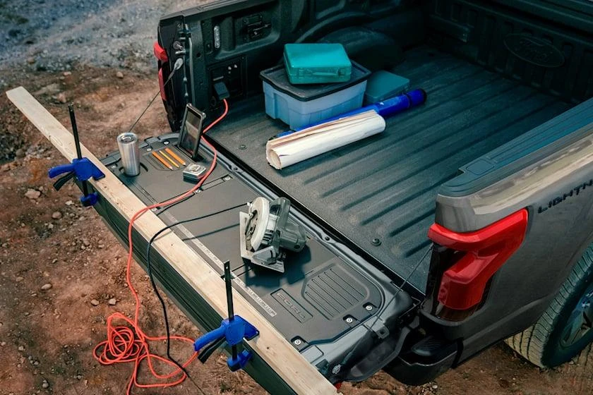 BEV (xe điện chạy bằng pin 100%) được trang bị công nghệ V2L có khả năng cung cấp điện qua cho gia đình. Ảnh: Carbuzz.