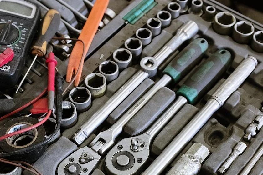 Dụng cụ để ngắt kết nối bình ắc quy một cách an toàn. Ảnh: Carbuzz.