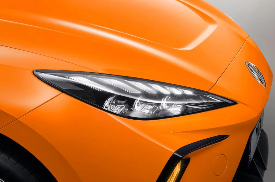 Xe đi kèm với đèn pha LED tự động, hệ thống kiểm soát khí hậu. Ảnh: Autocar.