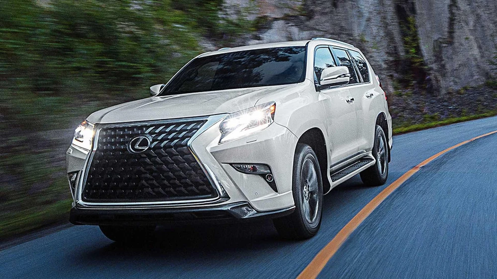 Lexus bổ sung thêm màu tối cho tấm trượt, lưới tản nhiệt, đèn sương mù, cánh lướt gió trên nóc và vây cá mập của GX. Ảnh: Motor1.