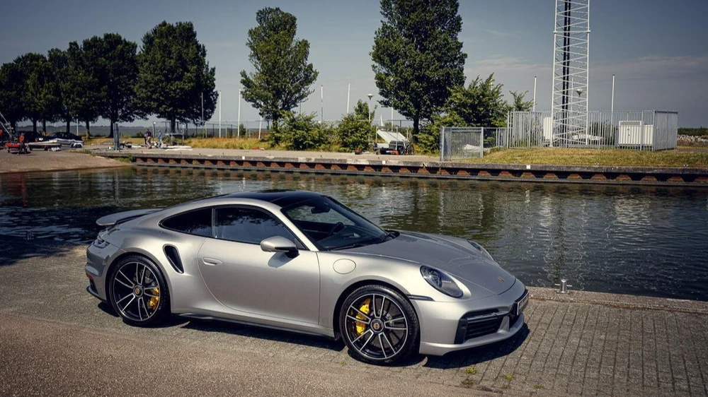 Porsche đã qua sử dụng được đưa ra đấu giá gần 5.8 tỉ đồng. Ảnh: Autoevolution.