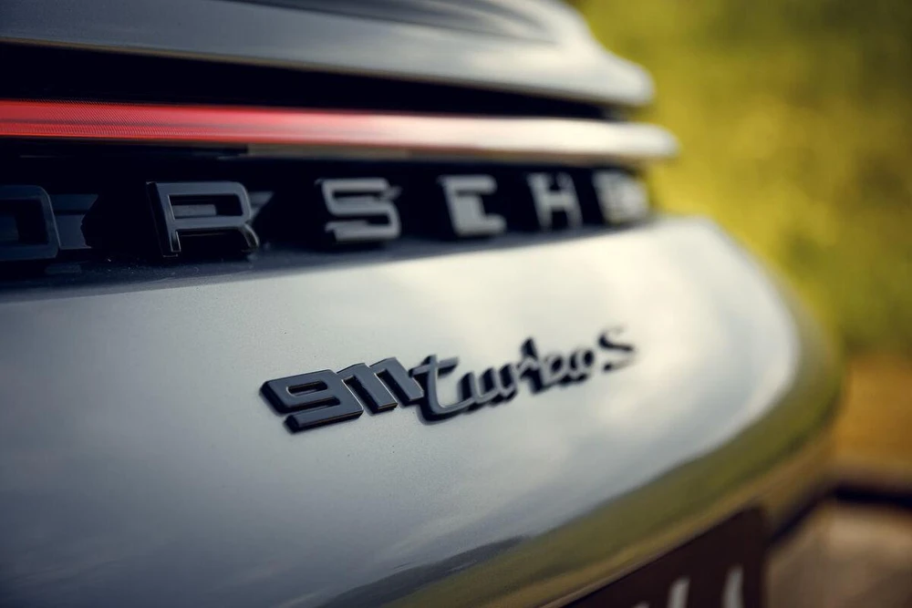 Chiếc xe ban đầu được phân phối tại Hà Lan, đi kèm với chế độ bảo hành được Porsche phê duyệt và đồng hồ đã đi được 15.410 dặm (24.800) km. Ảnh: Autoevolution.