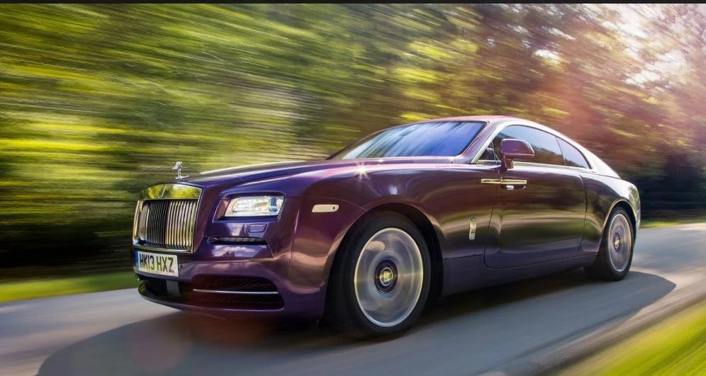 Rolls-Royce Wraith là một chiếc coupe hai cửa mạnh mẽ và sang trọng. Ảnh: Hotcars.