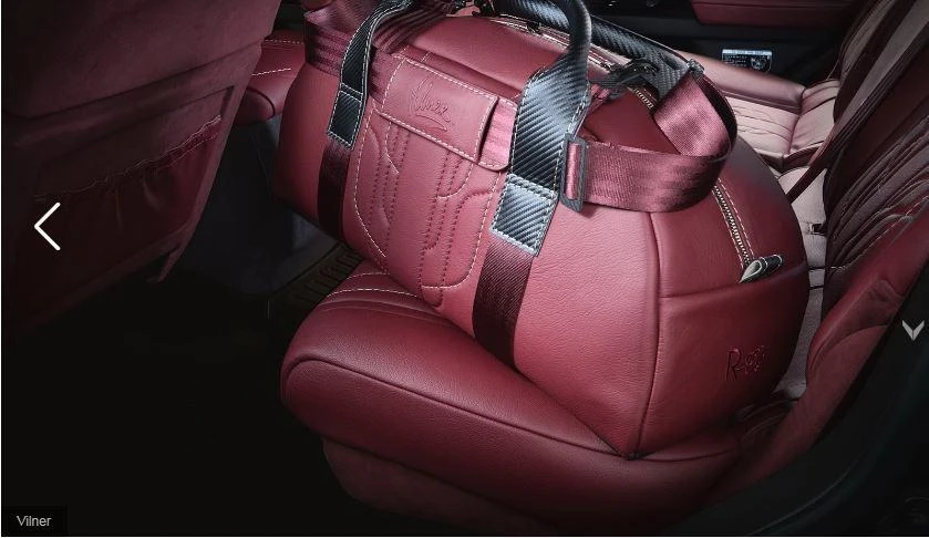 Hãng đã tạo ra một chiếc túi xách bằng da có màu giống như nội thất của xe Land Cruiser .Ảnh: Carbuzz.