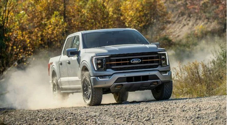 Xe bán tải bất chấp mọi địa hình và thời tiết. Ảnh: Motorbiscuit.