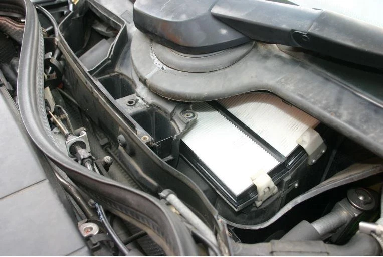 Thay bộ lọc cabin của ô tô. Ảnh: Motorbiscui.