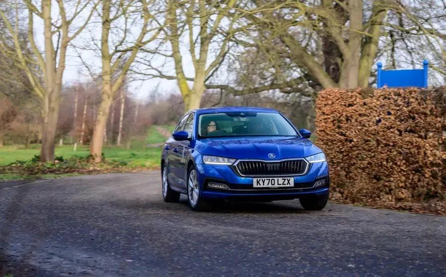 BMW 330e. Ảnh: Autocar.