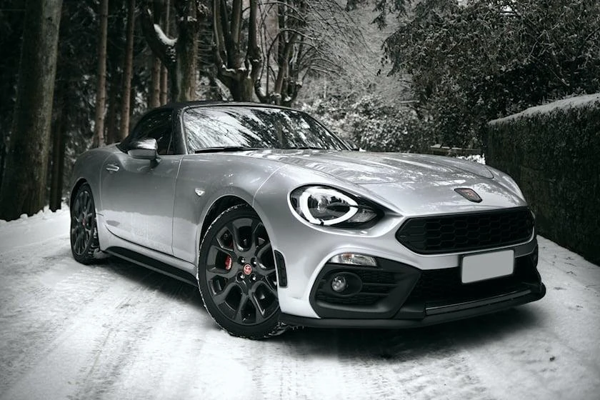 Nâng cao mui xe. Ảnh: Carbuzz.