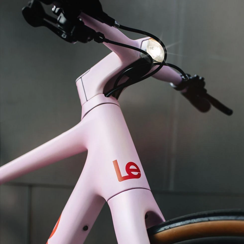 Đèn trước là đèn LED 500 lumen luôn bật và đèn sau cũng vậy,. Ảnh: Autoevolution. Đèn trước là đèn LED 500 lumen luôn bật và đèn sau cũng vậy,. Ảnh: Autoevolution.