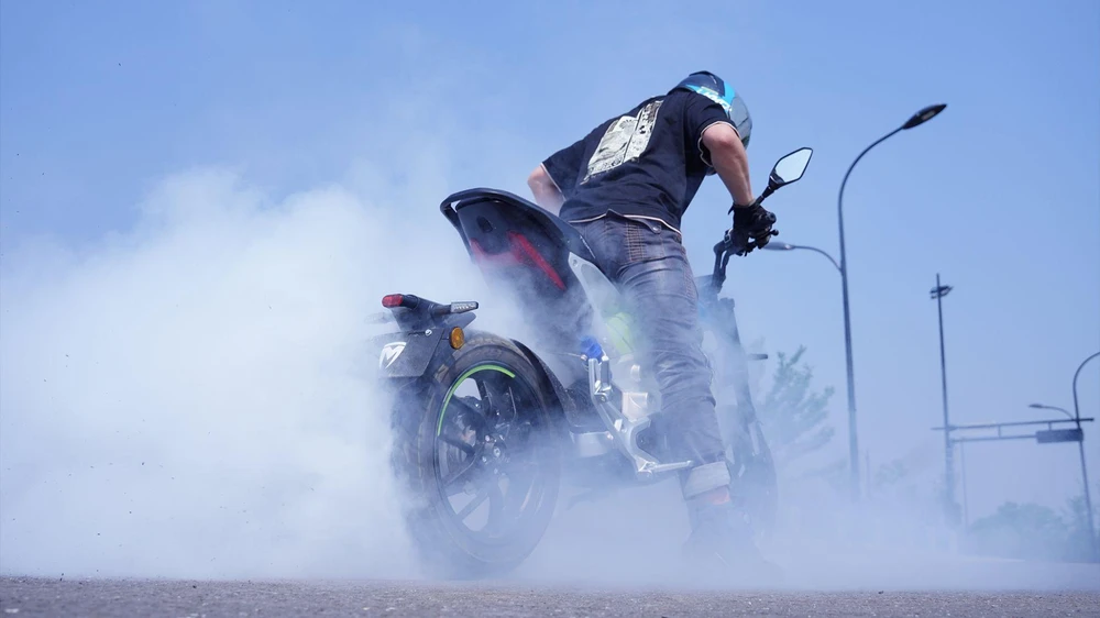 Ukko S Pro có thể đi được 100 dặm (160 km) chỉ với một lần sạc. Ảnh: Autoevolution.