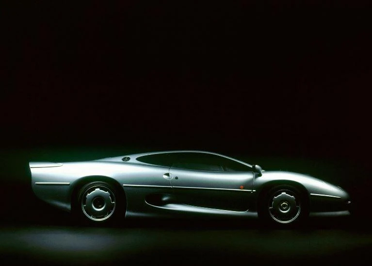 Jaguar XJ220. Ảnh: Motorbiscui.