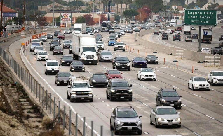 Khởi động và dừng liên tục sẽ lãng phí rất nhiều nhiên liệu. Ảnh: Motorbiscuit.