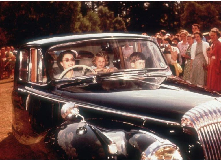 Nữ hoàng Elizabeth II lái chiếc Daimler. Ảnh: Motorbiscuit.