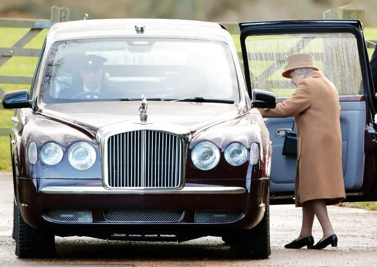 Nữ hoàng Elizabeth II leo lên chiếc Bentley của mình. Ảnh: Motorbiscuit.