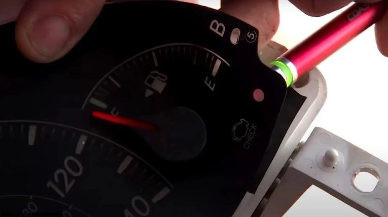 Nếu xe của bạn vẫn ở mức chỉ số đọc nóng, thì bạn không nên lái tiếp và dừng xe lại. Ảnh: Motorbiscuit.