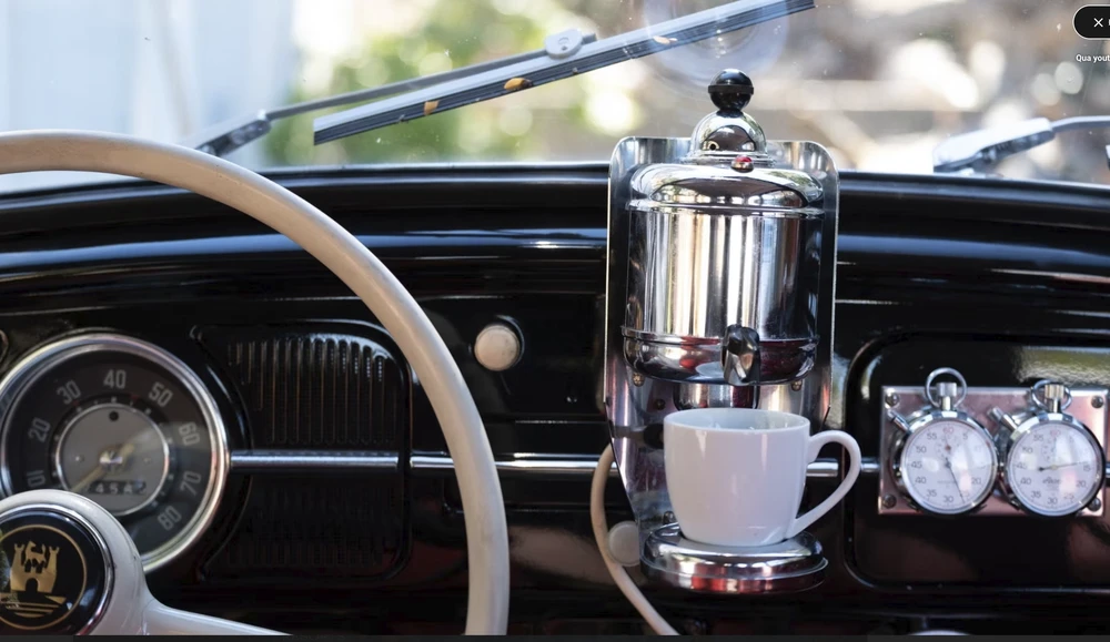 Máy pha cà phê gắn trên Dash. Ảnh: Hotcars.