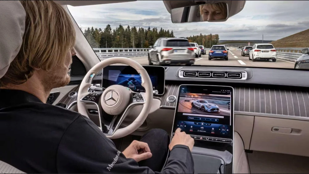 Chế độ lái xe bán tự động. Ảnh: Hotcars.