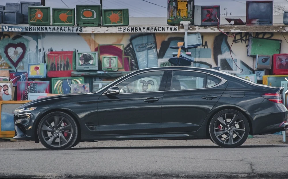 Genesis G70 3.3T - 365 mã lực. Ảnh: Carbuzz.