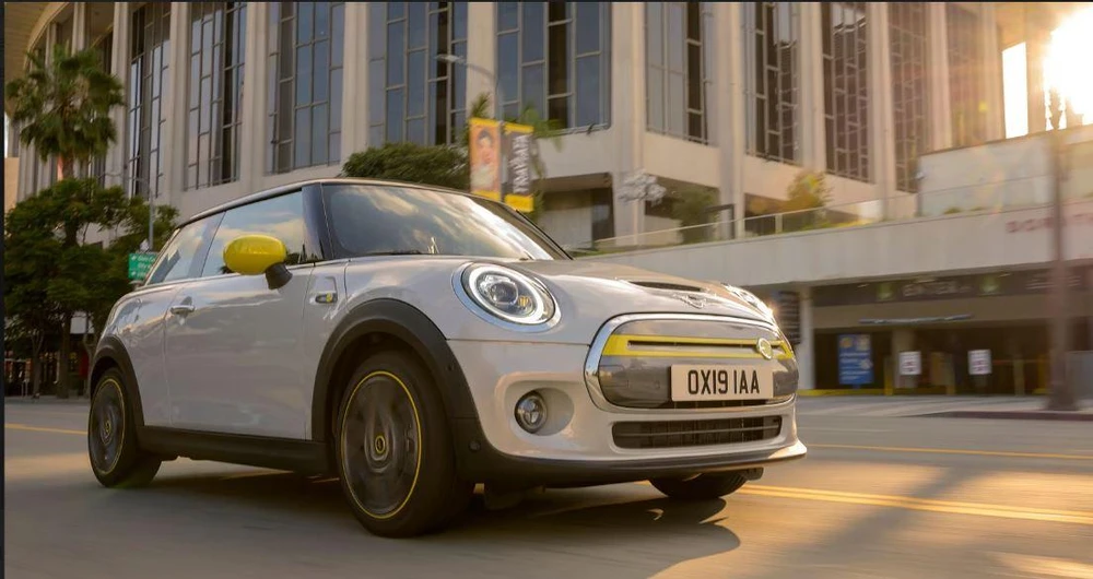 Mini Cooper SE (110 Dặm). Ảnh: Hotcars.