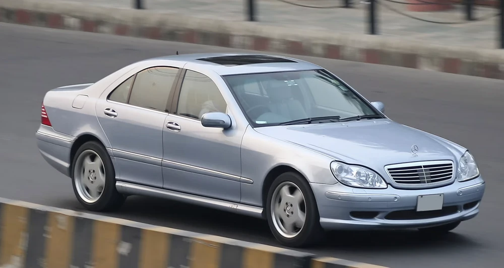 W220 S-Class. Ảnh: Hotcars.