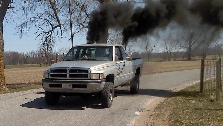 Xe bán tải chạy bằng diesel chở than. Ảnh: Motorbiscuit. Xe bán tải chạy bằng diesel chở than. Ảnh: Motorbiscuit.