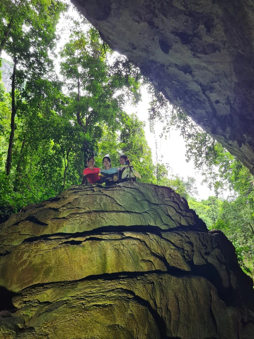 Hang Pygmy cũng là nơi trú của hàng triệu con chim én, nguồn thức ăn chính của bà con Arem xưa. Vì vậy, hang này còn được người dân bản địa gọi là hang Én thuộc vùng đồng bào Rục Cà Ròong nên người ta gọi là hang Én Rục Cà Ròong để phân biệt với hang Én vùng bản Đòong.