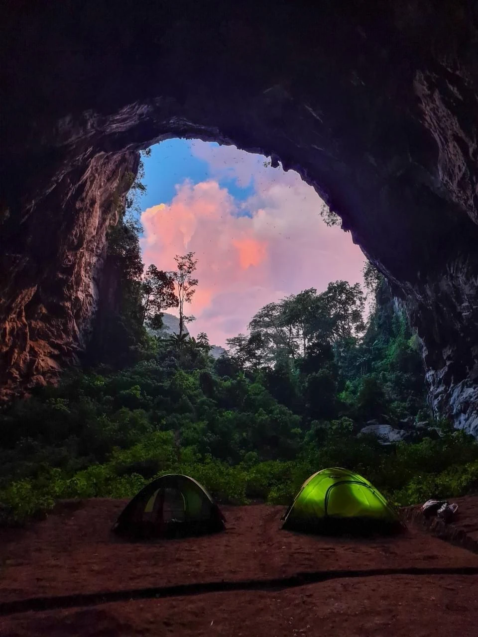 Hang Pygmy là hang động lớn thứ tư thế giới với chiều cao và chiều rộng lên đến 100m. Hang Pygmy từng là nơi sinh sống của đồng bào dân tộc Arem. Theo các chuyên gia hang động kể lại thì vào năm 1997, lần đầu tiên họ đặt chân đến hang Pygmy họ choáng ngợp trước sự hùng vỹ của hang động này. Tại hang động, họ còn tìm thấy một ngôi nhà sàn nhỏ của bà con đồng bào Arem ngay trong hang.