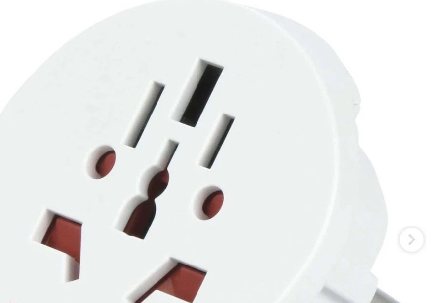 Đi nước ngoài, bạn cần chuẩn bị sẵn đầu sạc đa năng. Ảnh Internet