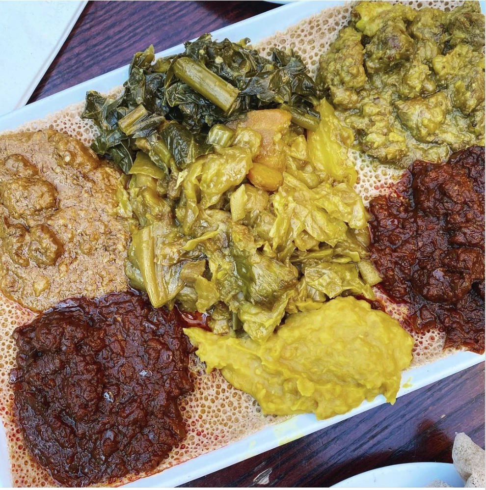 Mọi người cùng ăn từ một đĩa khổng lồ ở Ethiopia. Ảnh: Thetravel