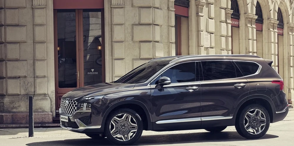 Hyundai Santa Fe (có giá 39.500 USD). Ảnh: Hotcars.